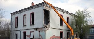 Снос ветхого строения: документы и порядок действий